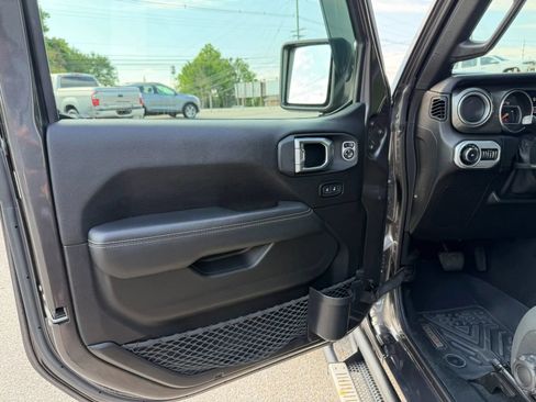 Used 2019 Jeep Wrangler Unlimited Sahara AWD/4WD image 35