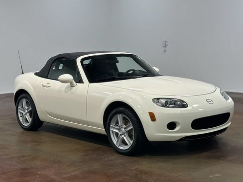 Used 2007 MAZDA MX-5 Miata Sport RWD image 7