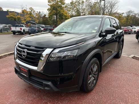 Used 2024 Nissan Pathfinder S image 1