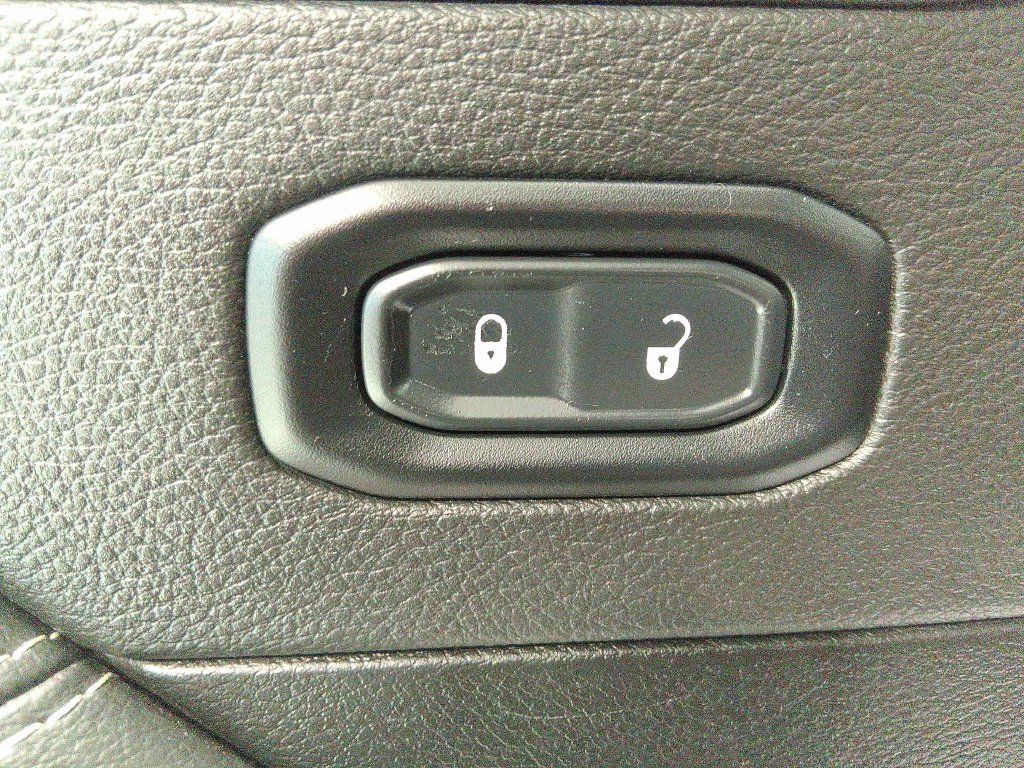 Used 2022 Jeep Wrangler Unlimited Sahara w/ Cold Weather Group AWD/4WD image 14
