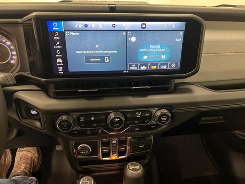 Used 2025 Jeep Wrangler Unlimited Sahara image 36