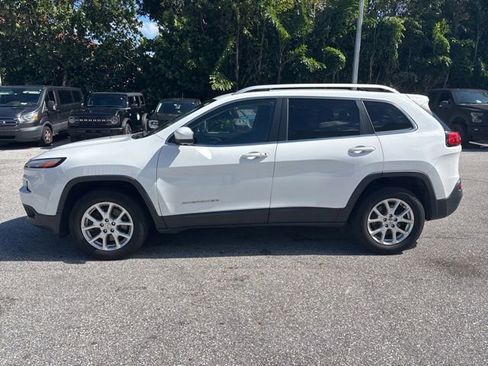 Used 2018 Jeep Cherokee Latitude Plus w/ Cold Weather Group AWD/4WD image 4