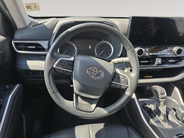 Used 2023 Toyota Highlander XLE AWD/4WD image 12
