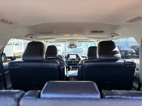 Used 2024 Toyota Highlander LE image 17