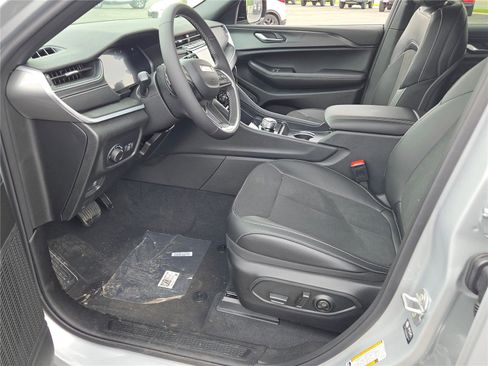 Used 2025 Jeep Grand Cherokee L Laredo image 27