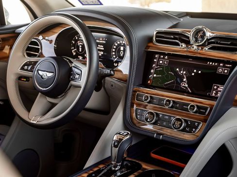 Used 2024 Bentley Bentayga AWD/4WD image 36