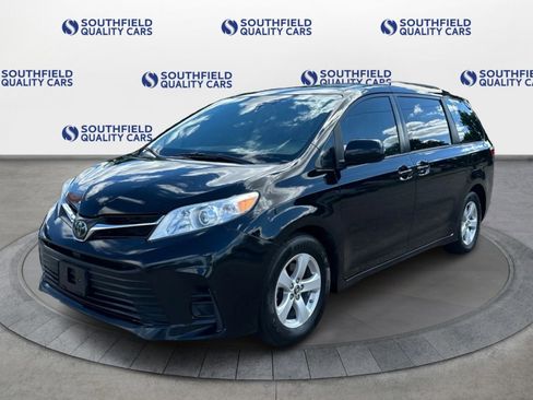 Used 2020 Toyota Sienna LE image 2