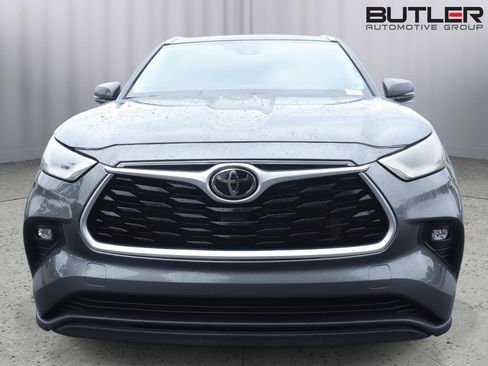 Used 2023 Toyota Highlander XLE FWD image 2