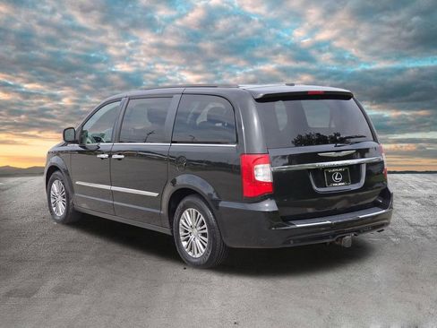 Used 2014 Chrysler Town & Country Touring-L w/ Trailer Tow Group FWD image 6