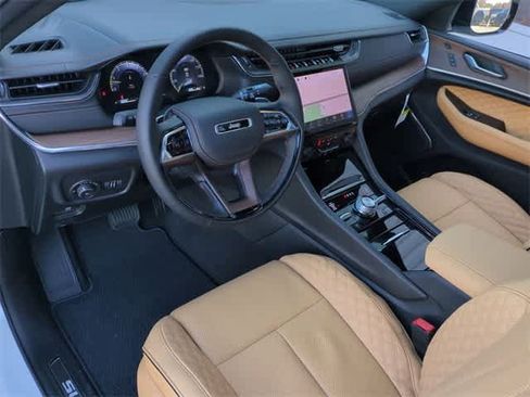 New 2025 Jeep Grand Cherokee Summit image 10