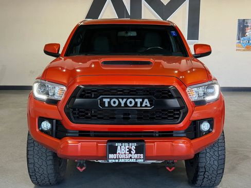 Used 2017 Toyota Tacoma TRD Sport AWD/4WD image 2