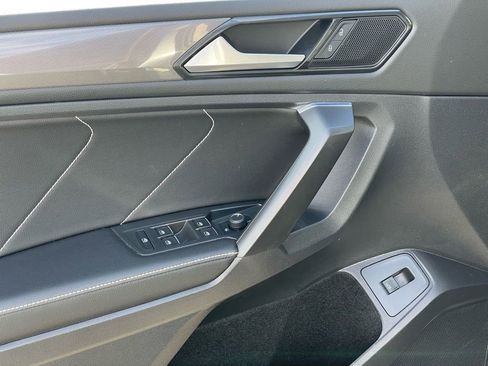 Used 2022 Volkswagen Tiguan SE w/ Panoramic Sunroof Package image 12