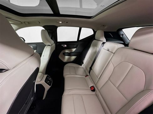 Used 2025 Volvo XC40 B5 Plus w/ Protection Package Premier image 17