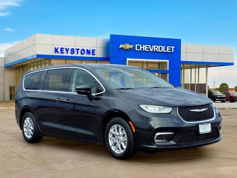 Used 2023 Chrysler Pacifica Touring-L FWD image 1