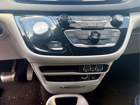 Used 2022 Chrysler Pacifica Touring-L FWD image 15