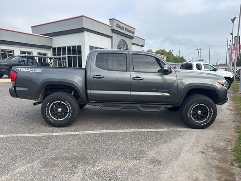Used 2017 Toyota Tacoma TRD Off-Road w/ Premium & Technology Package image 6