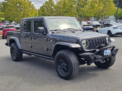 Used 2023 Jeep Gladiator Sport AWD/4WD image 3