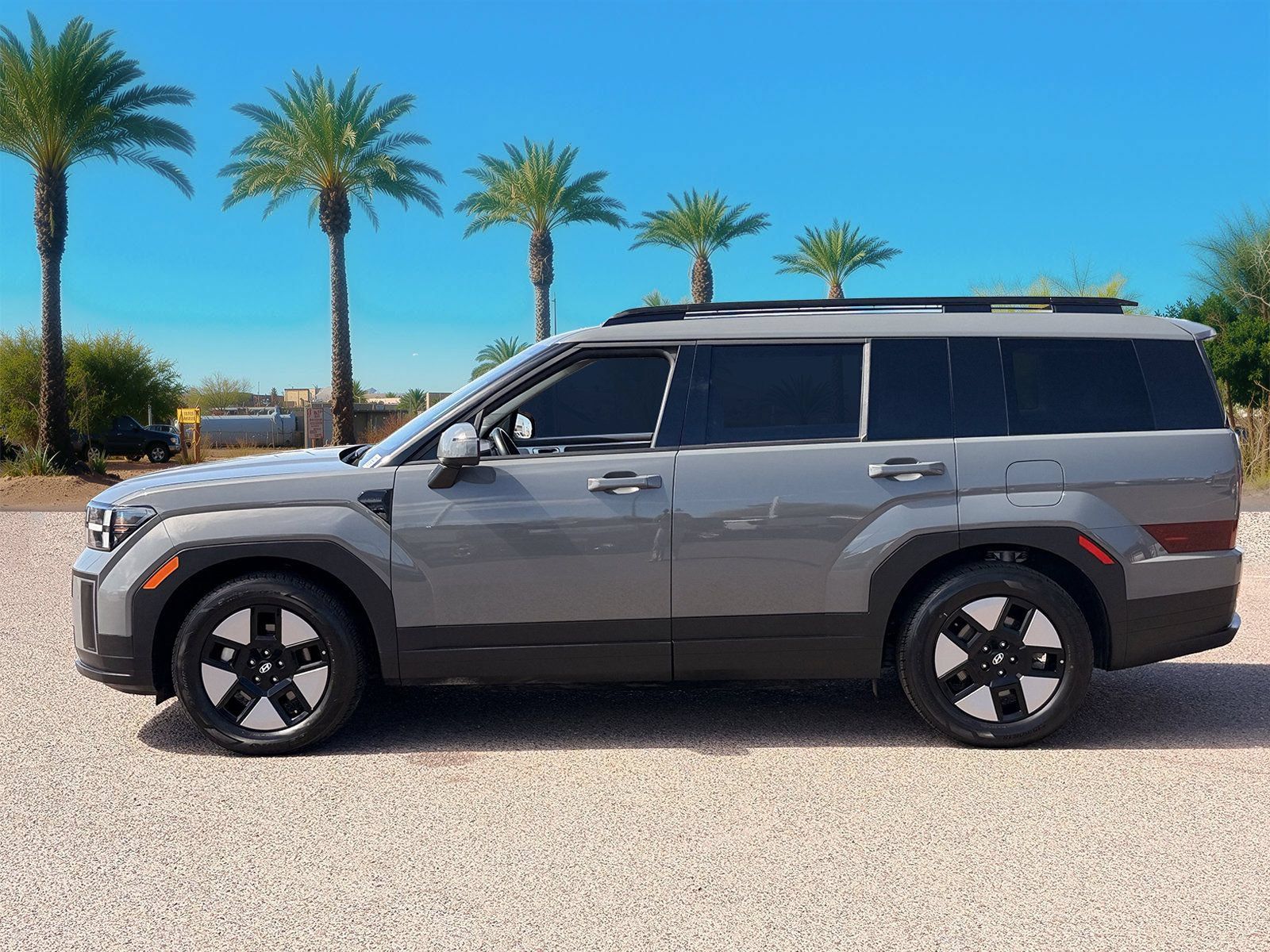 Used 2025 Hyundai Santa Fe SEL AWD/4WD image 2