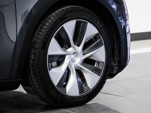 Used 2023 Tesla Model Y Long Range AWD/4WD image 53