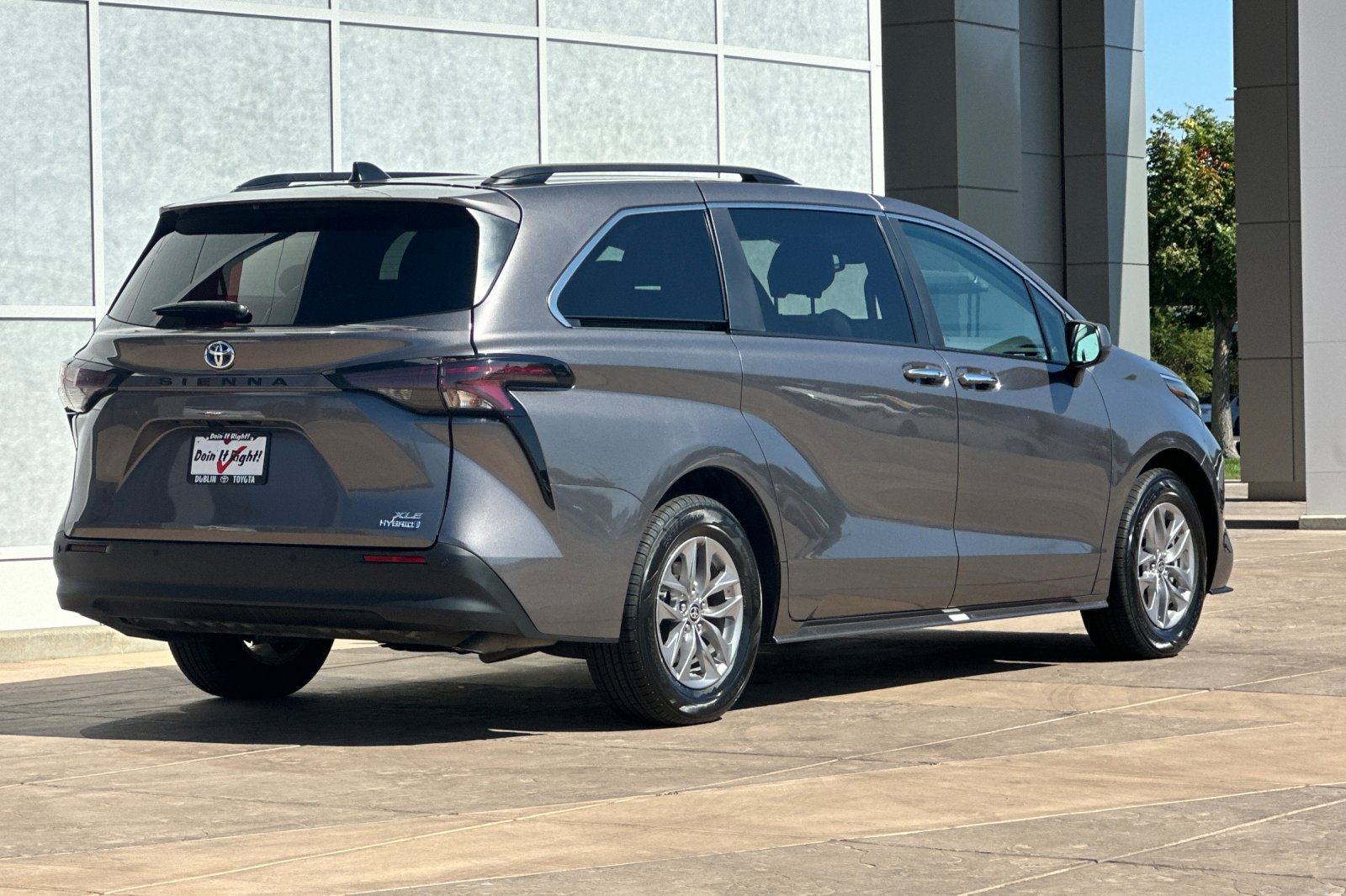 Used 2024 Toyota Sienna XLE FWD image 4