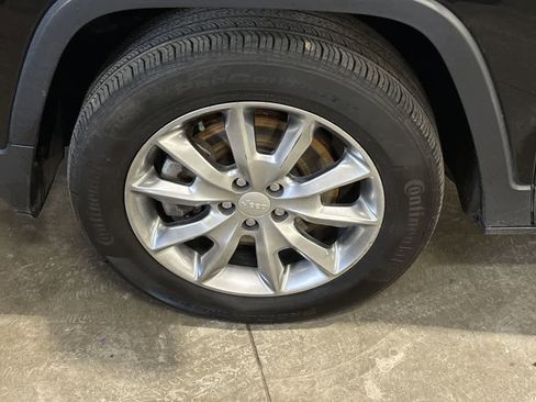 Used 2018 Jeep Cherokee Limited image 16