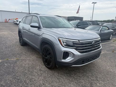 Used 2024 Volkswagen Atlas SE FWD image 1