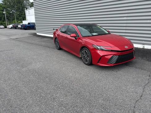 Used 2025 Toyota Camry XLE FWD image 1