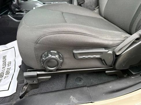 Used 2022 Jeep Wrangler Sport AWD/4WD image 19