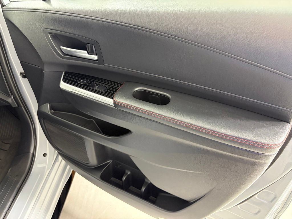 Used 2025 Toyota Sienna XSE AWD/4WD image 48