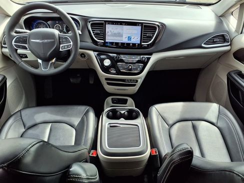 Used 2024 Chrysler Pacifica Touring-L image 13