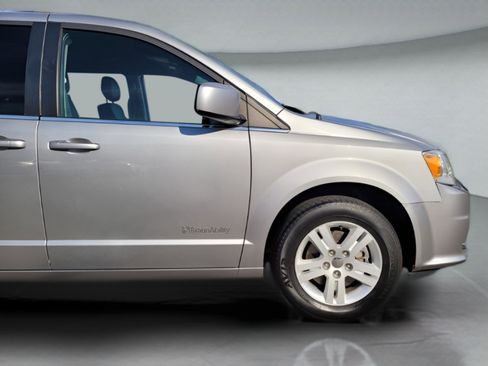 Used 2018 Dodge Grand Caravan SXT image 36