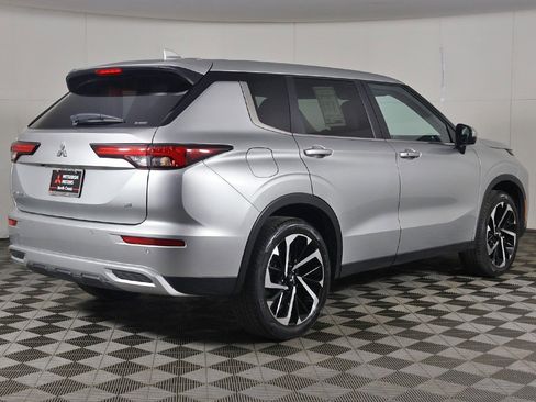 Used 2024 Mitsubishi Outlander SE Black Edition image 11