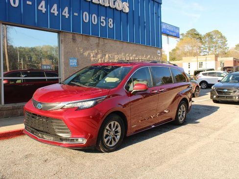 Used 2021 Toyota Sienna XLE image 4
