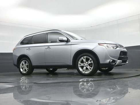 Used 2015 Mitsubishi Outlander SE image 61