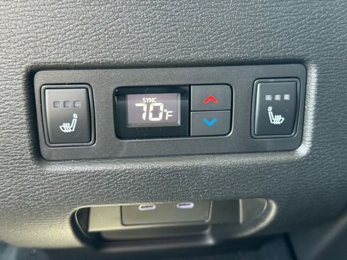 Used 2025 Mitsubishi Outlander AWD image 22