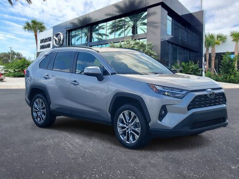 Used 2022 Toyota RAV4 XLE Premium image 7