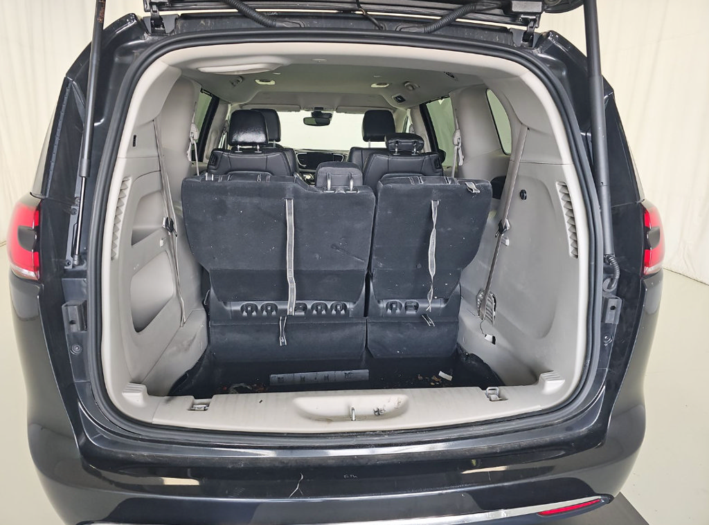 Used 2022 Chrysler Pacifica Touring-L AWD/4WD image 15