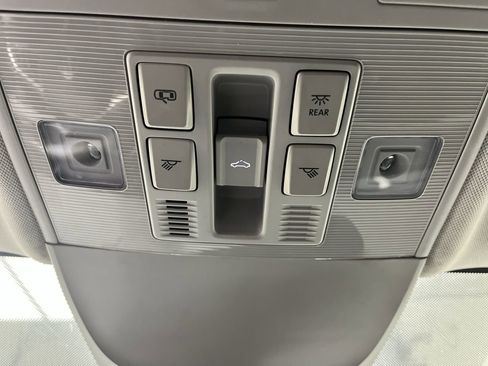 Used 2022 Volkswagen Taos SEL image 28