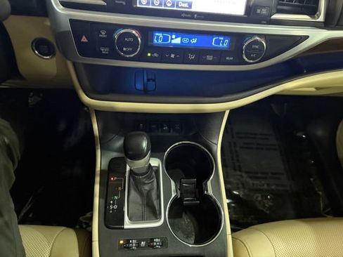 Used 2015 Toyota Highlander Limited w/ Driver Technology Package AWD/4WD image 22