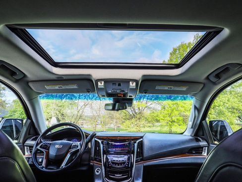 Used 2018 Cadillac Escalade Luxury image 6