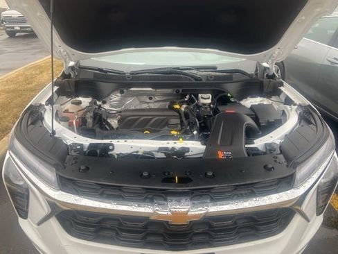 Used 2024 Chevrolet Trax LT w/ LT Convenience Package image 14