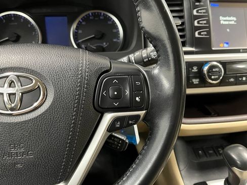 Used 2018 Toyota Highlander Plus w/ Carpet Mat Package (TMS) AWD/4WD image 31