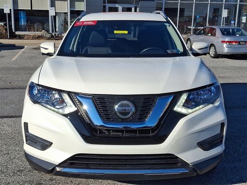 Used 2019 Nissan Rogue SV w/ Premium Package image 2