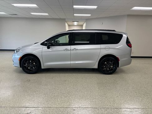 New 2026 Chrysler Pacifica Limited w/ S Appearance Package image 8