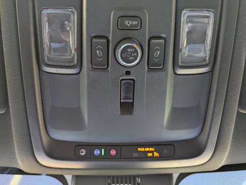 Used 2025 GMC Yukon Elevation image 32