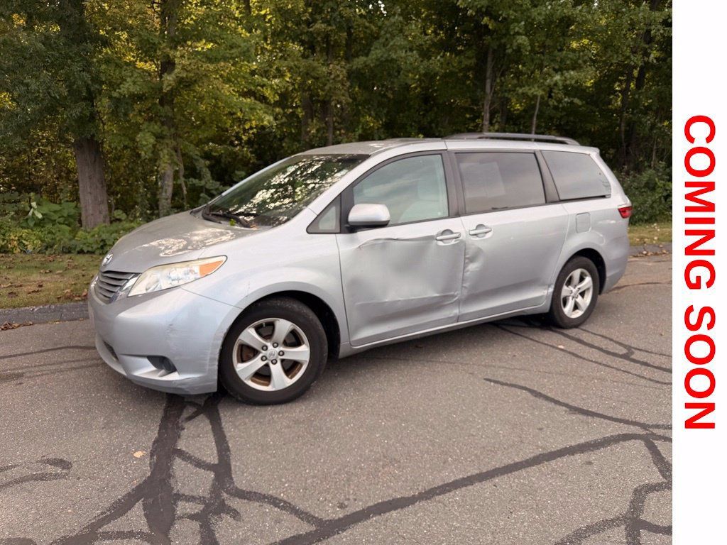 Used 2016 Toyota Sienna LE FWD image 1