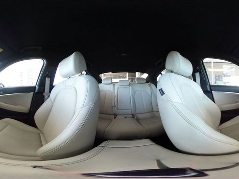 Used 2025 Genesis G70 2.5T image 43