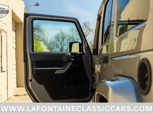 Used 2018 Jeep Wrangler Unlimited Sahara w/ Dual Top Group AWD/4WD image 36