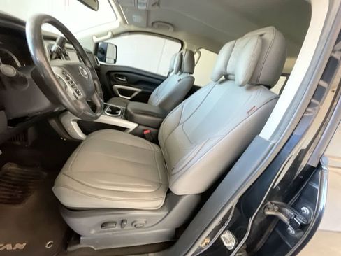 Used 2017 Nissan Titan SV image 11