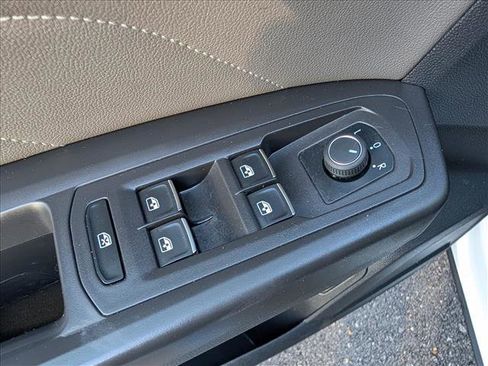 Used 2023 Volkswagen Atlas SE AWD/4WD image 32